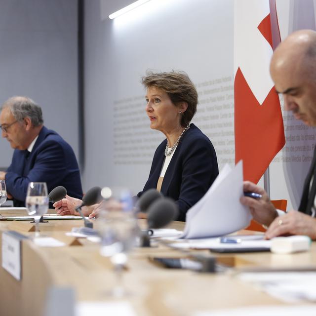 De gauche à droite, les conseillers fédéraux Guy Parmelin, Simonetta Sommaruga (présidente de la Confédération) et Alain Berset, lors de la première conférence de presse du mercredi 29 avril 2020. [Keystone - Peter Klaunzer]