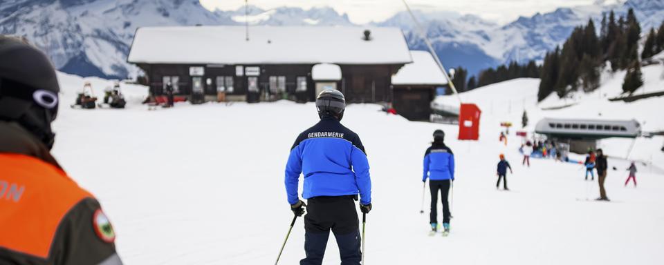 Patrouille de police sur les pistes à Villars-sur-Ollon. [Keystone - Valentin Flauraud]