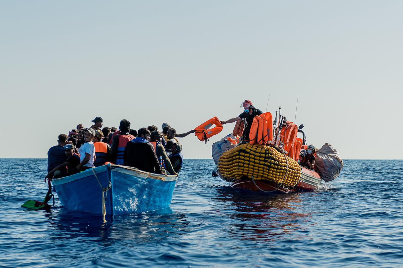 Sauvetage d'une embarcation de migrants en Méditerranée, le 30 juin 2020. [SOS Méditerranée/AP/Keystone - Flavio Gasperini]