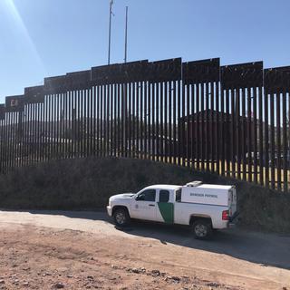 Un véhicule des gardes-frontière américains patrouillent le long du mur. [RTS - Raphaël Grand]