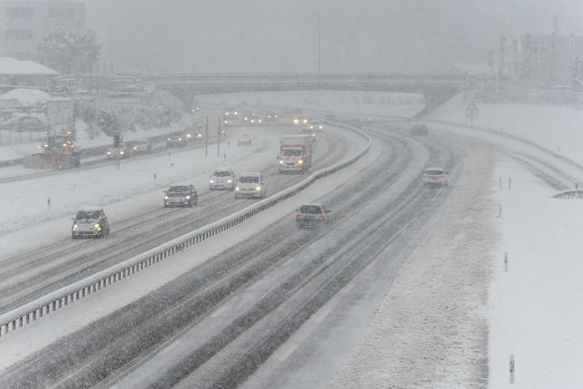 L'autoroute A2 enneigée près de Mendrisio (TI). [Keystone/Ti-Press - Francesca Agosta]