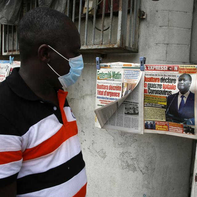 Un homme porte un masque d'hygiène en prévention à Abidjan en Afrique, afin de se protéger du coronavirus. [Keystone - Legnan Koula]