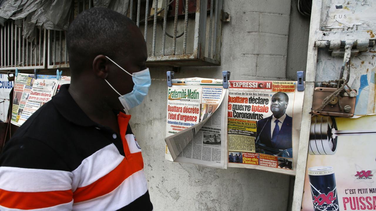 Un homme porte un masque d'hygiène en prévention à Abidjan en Afrique, afin de se protéger du coronavirus. [Keystone - Legnan Koula]