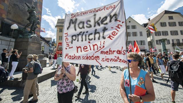 Des manifestants anti-masques à Altdorf (UR). [Keystone - Urs Flueeler]