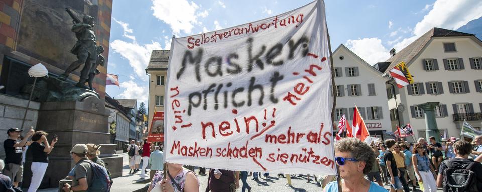 Des manifestants anti-masques à Altdorf (UR). [Keystone - Urs Flueeler]