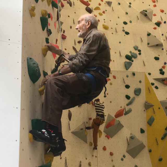 Ici la Suisse - Les salles de grimpes ont la cotte auprès des retraités. [RTS - Sandra Zimmerli]