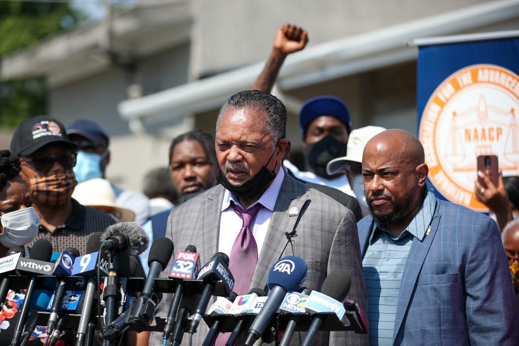 Le défenseur des droits civiques Jesse Jackson s'est rendu à Kenosha là où deux hommes sont morts tués par balles. Wisconsin, le 27 août 2020. [Anadolu Agency via AFP - Tayfun Coskun]