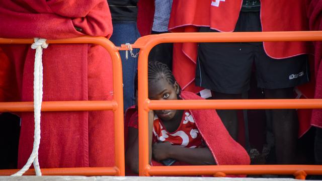 Une femme migrante sauvée par un navire espagnol en méditerranée, 2018. [AFP - Guillaume Pinon]