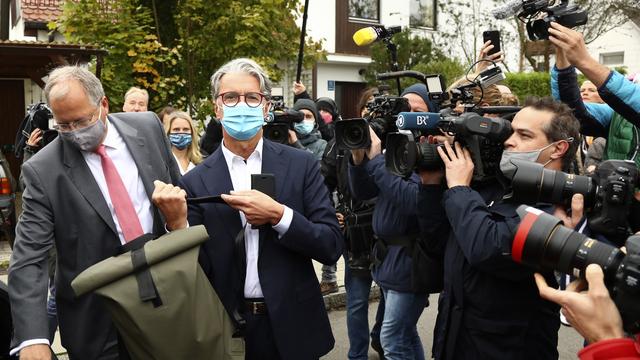 Rupert Stadler (c.) à son arrivée au tribunal de Munich au premier jour de son procès. [Keystone/AP Photo - Matthias Schrader]