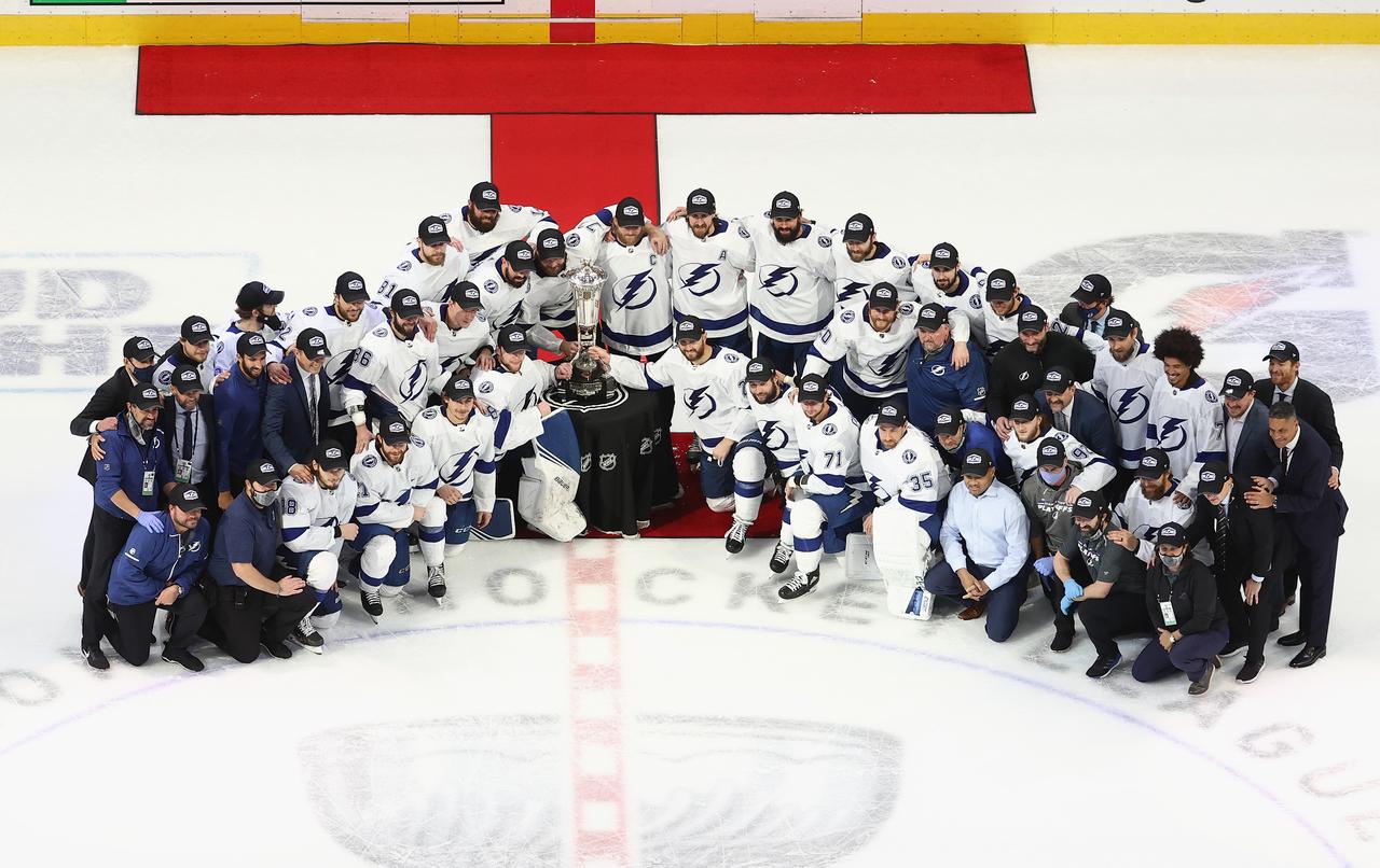 Les joueurs du Lightning ont fait fi des superstitions et ont touché le trophée Prince of Wales remis au champion de la conférence Est. [AFP - Bruce Bennett/Getty Images]