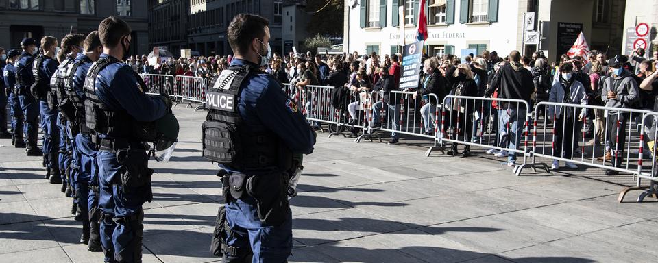 Une manifestation de coronasceptiques le 31 octobre à Berne. [Keystone - Peter Schneider]