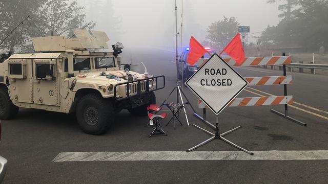 Une route bloquée par la police militaire en Oregon. [RTS - Raphaël Grand]