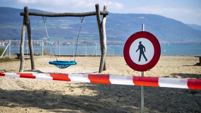 Dispositif de restrictions d'accès à la plage et aux Rives-du-Lac pour lutter contre la propagation du Covid-19 avant le week-end de Pâques, le jeudi 9 avril 2020 au bord du lac de Neuchâtel à Yverdon. [Keystone - Jean-Christophe Bott]