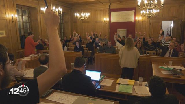 La Chaux-de-Fonds: le Conseil communal propose la création d'un organe de contrôle de la communication après une polémique. [RTS - 12h45]