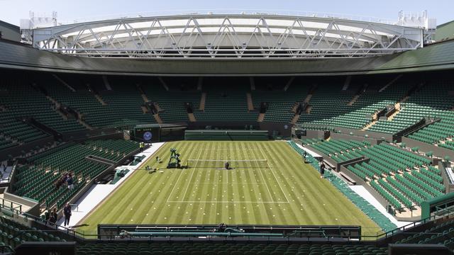 Les amateurs de tennis devront attendre 2021 pour voir Federer et Cie fouler le gazon londonien. [Keystone - Peter Klaunzer]