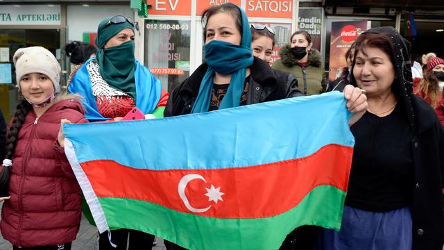 Le drapeau de l'Azerbaïdjan est porté dans les rues après que le président Aliyev a dit que les forces du pays ont pris la ville de Choucha, durant le conflit au Haut-Karabakh. Baku, le 8 novembre 2020. [Reuters - Stringer]