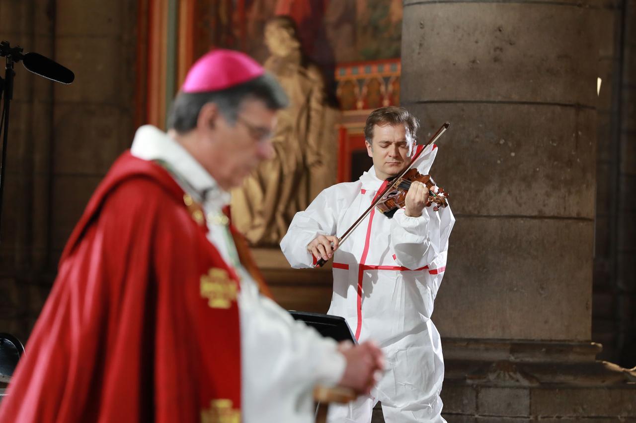 Renaud Capuçon a joué à la Cathédrale Notre-Dame de Paris pour la célébration à huis clos du Vendredi Saint. [AFP - Ludovic MARIN]