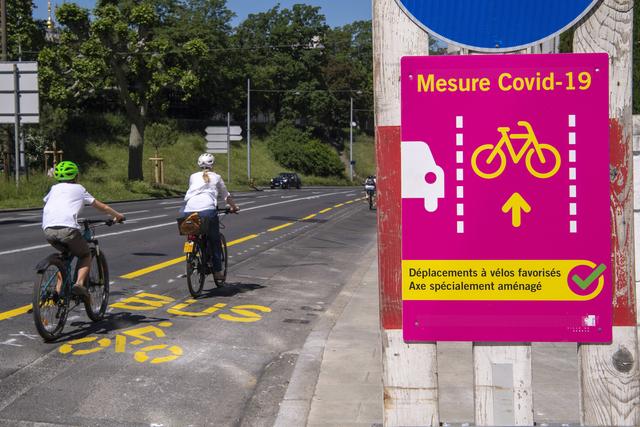 Le Conseil d'Etat genevois a modifié ou a crée de nouvelles pistes cyclables et mise sur la mobilité douce pour faire face au Covid-19. Le vélo et la marche permettent de garder ses distances sociales. Genève, 21 mai 2020. [Keystone - Martial Trezzini]