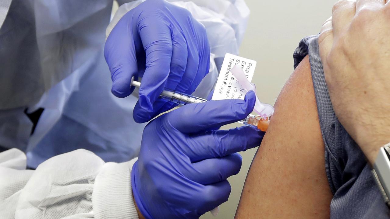 Un patient reçoit une injection dans le cadre de la première phase de l'étude de sécurité d'un vaccin potentiel pour COVID-19 à Seattle le 16 mars 2020. [Keystone - AP Photo/Ted S. Warren, File]