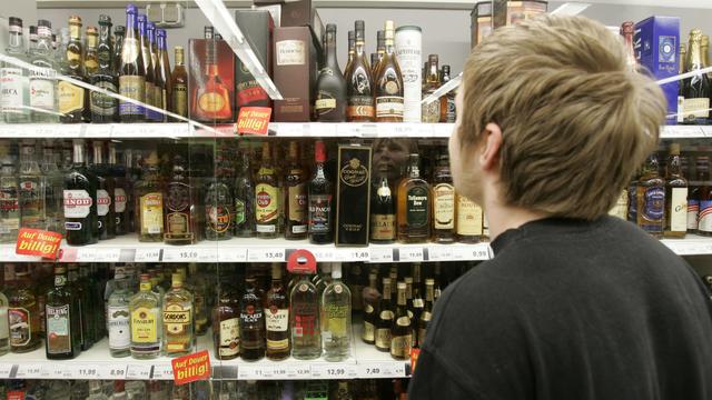 En matière de consommation d'alcool, les adolescents suisses sont dans la moyenne européenne. [AP Photo - Joerg Sarbach]