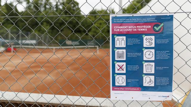 Les règles de protection affichées sur un terrain de tennis. [Keystone - Cyril Zingaro]