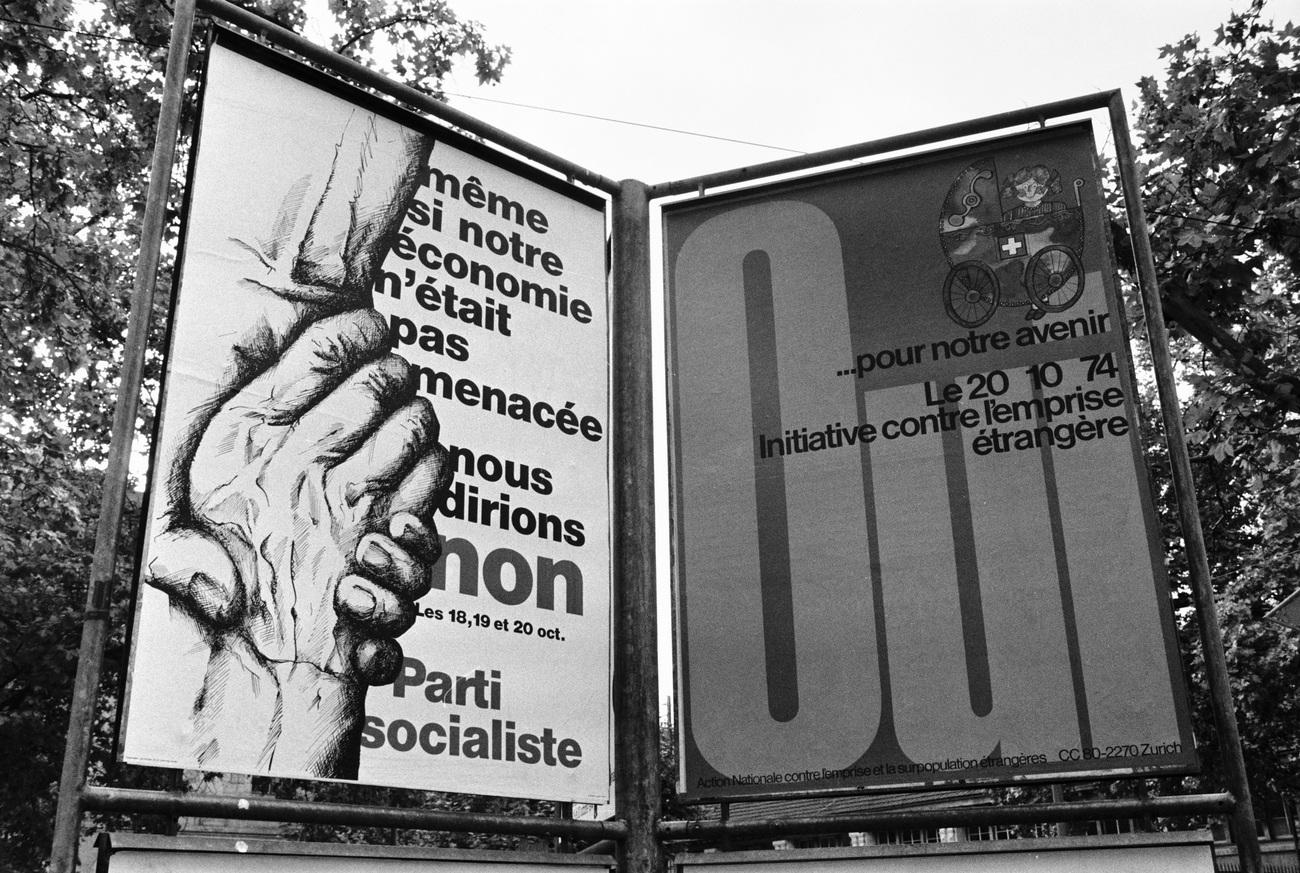 La sobriété caractérise les affiches des deux camps – Parti socialiste et Action Nationale – lors de la campagne concernant l'initiative populaire "contre l'emprise étrangère et le surpeuplement de la Suisse". Près de 66% des votants refuseront l'objet le 20 octobre 1974. [Keystone - Str]