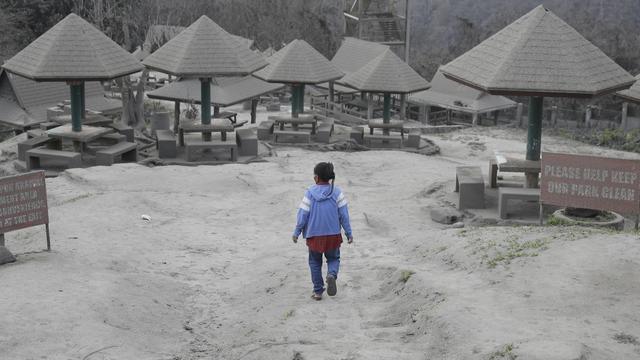 Les cendres ont recouvert un parc dans la petite ville de Tagaytay, une dizaine de kilomètres au nord du volcan Taal [Keystone/AP Photo - Aaron Favila]