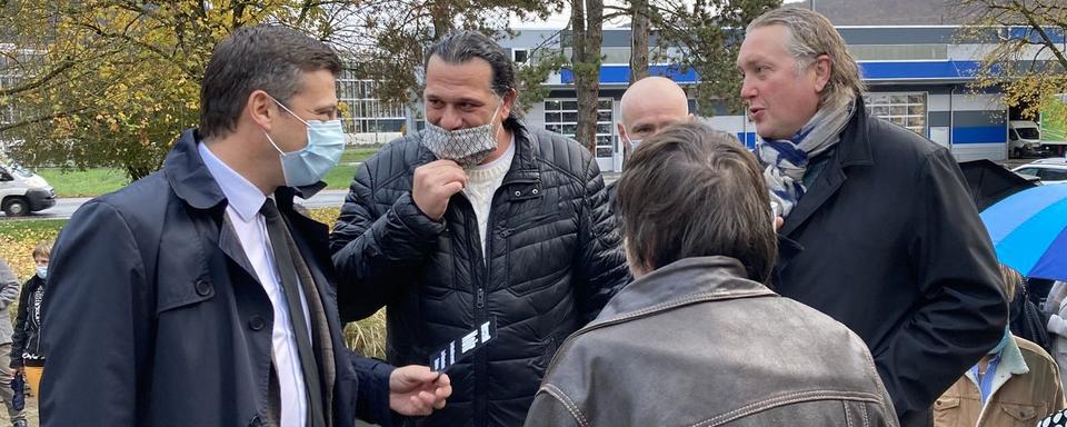 Le ministre jurassien de l'Economie et de la santé Jacques Gerber en discussion avec des cafetiers restaurateurs désemparés. [RTS - Gaël Klein]