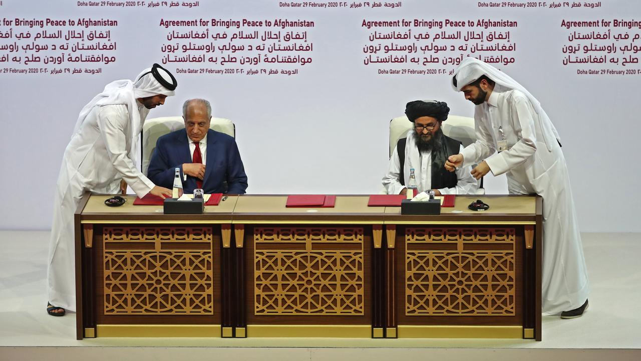 Les représentants américain et taliban lors de la signature du document à Doha, 29.02.2020. [AFP - Karim Jaafar]