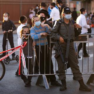 Des communautés juives ultra-orthodoxes s’inquiètent de la mise en quarantaine de plusieurs villes israéliennes. [AP Photo via Keystone - Oded Bality]