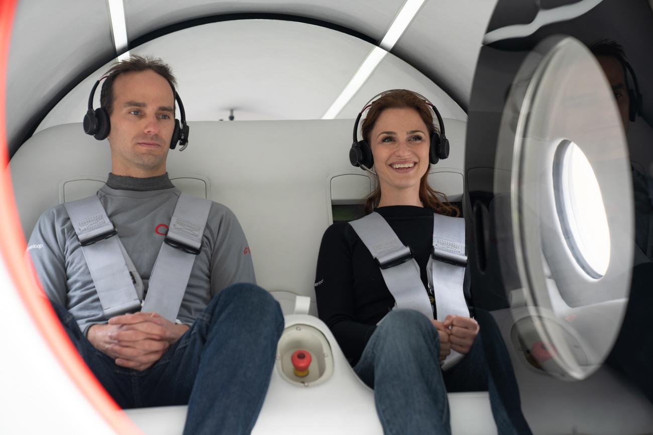 Le cofondateur de Virgin Hyperloop, Josh Giegel est assis dans la capsule XP-2 à côté de la directrice de "l'expérience passager", Sara Luchian. Nevada, le 8 novembre 2020. [Keystone/epa - Virgin Hyperloop]