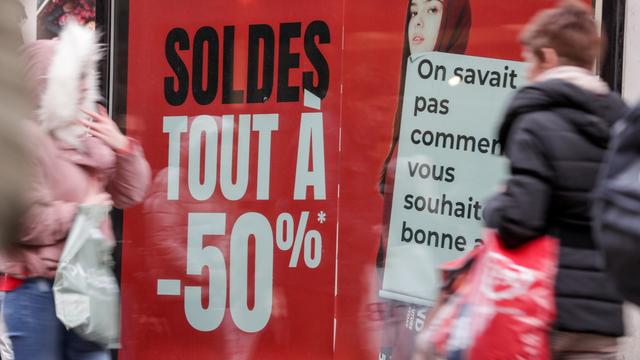 En période de soldes, les commerces ne jouent pas toujours franc jeu en matière d'indication des prix [EPA/Keystone - Stéphanie Lecocq]