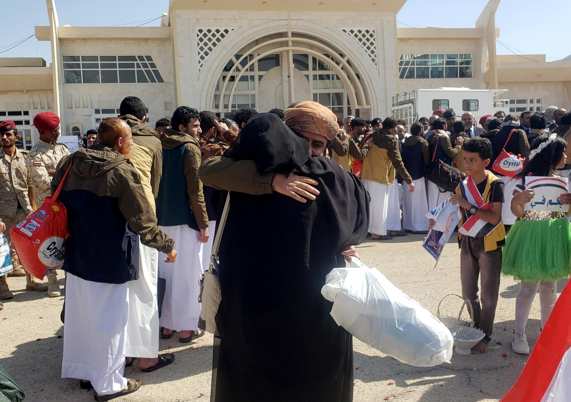 Un prisonnier de la coalition menée par l'Arabie Saoudite serre dans ses bras une proche, après sa libération, à l'aéroport de Seyoun. Yémen, le 15 octobre 2020. [Reuters - Ali Owidha]