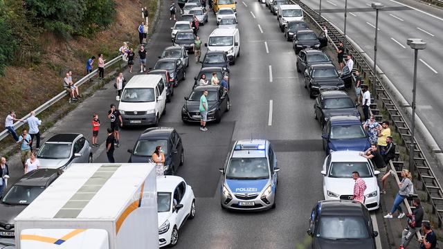 Les accidents sur l'autoroute A100 ont provoqué un énorme embouteillage mardi. [Keystone - Filip Singer]