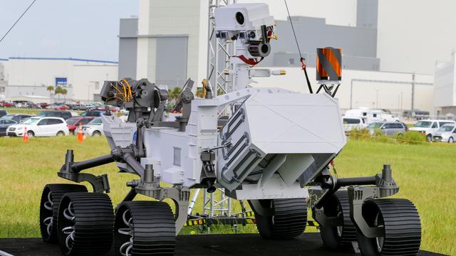 Une réplique en taille réelle du rover Perseverance, qui doit fouler le sol martien en février 2021 [Reuters - Joe Skipper]