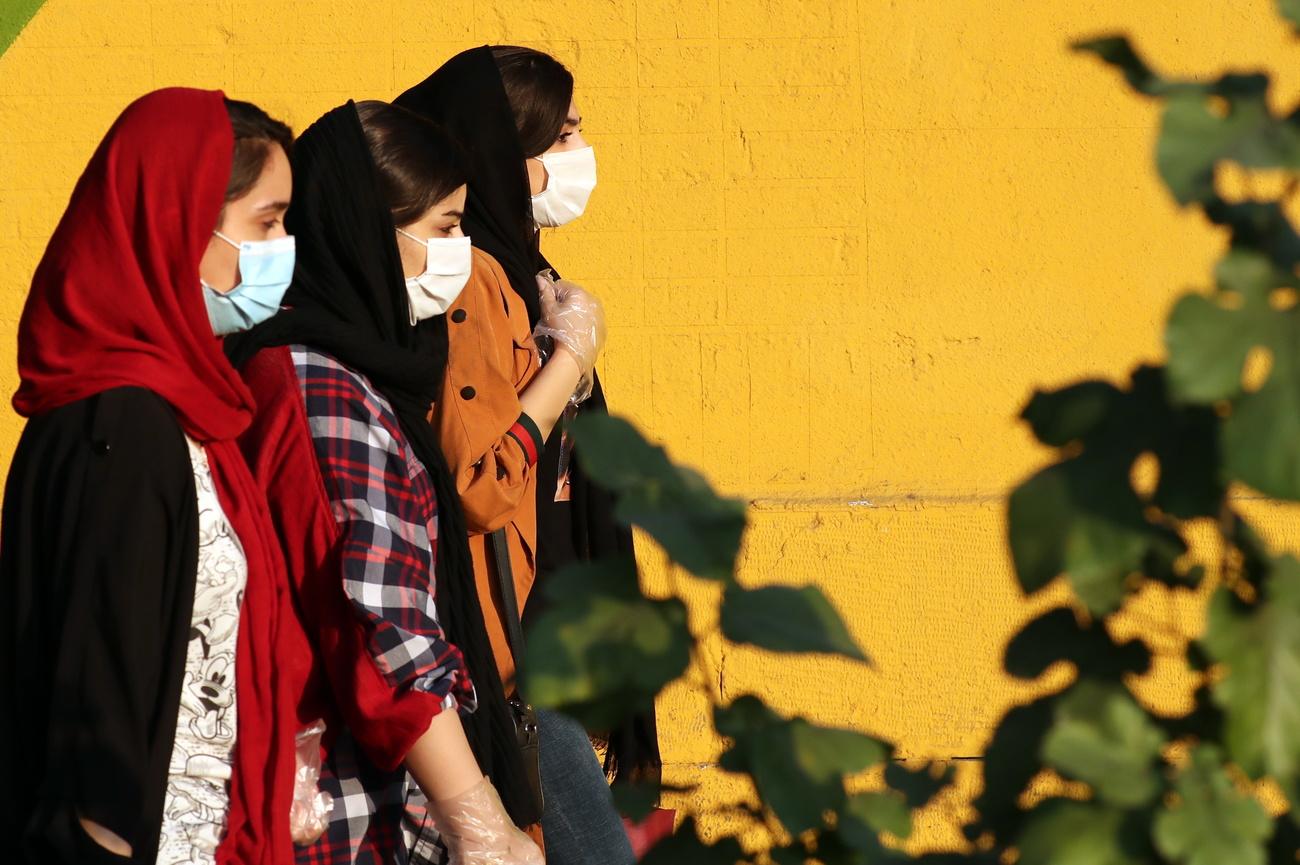 Des Iraniennes portent le masque sanitaire à Téhéran, le 2 novembre 2020. [Keystone/epa - Abedin Taherkenareh]