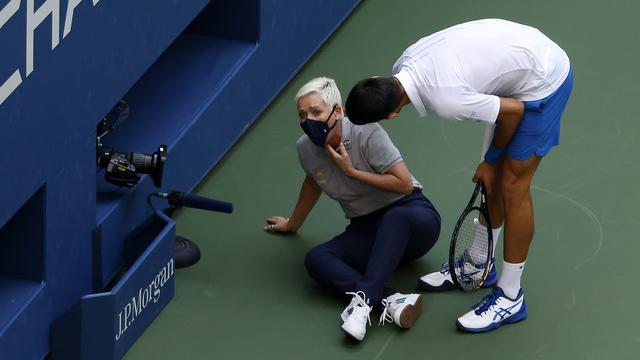 Incroyable! Djokovic disqualifié après avoir tiré sur une juge de ligne!
