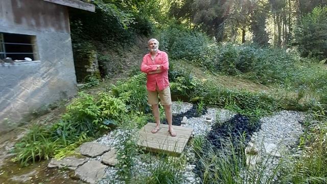 Denis Schneuwly dans son jardin. [RTS - Lucile Solari]