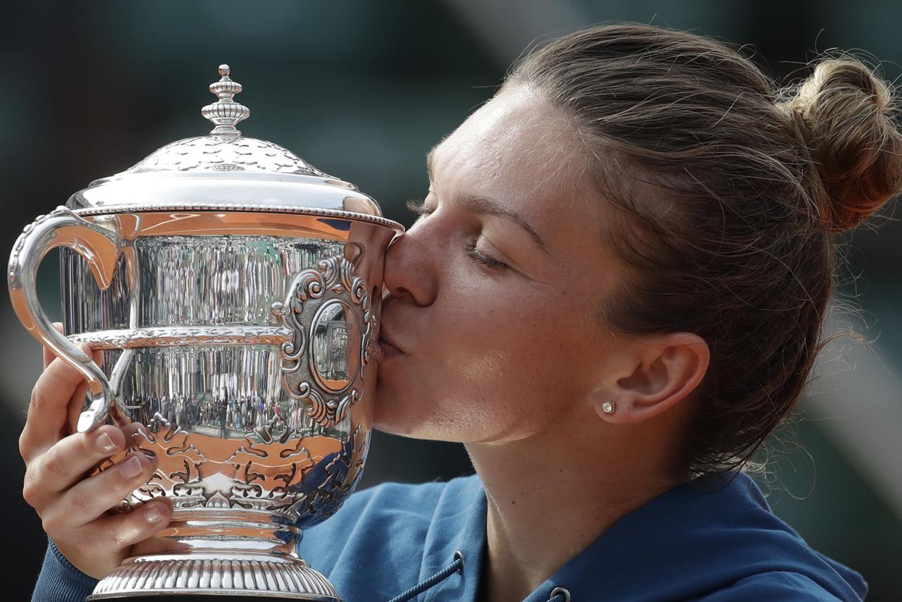 Simona Halep avait embrassé le trophée en 2018. Pourquoi ne pas le refaire cet automne? [Keystone - Alessandra Tarantino]