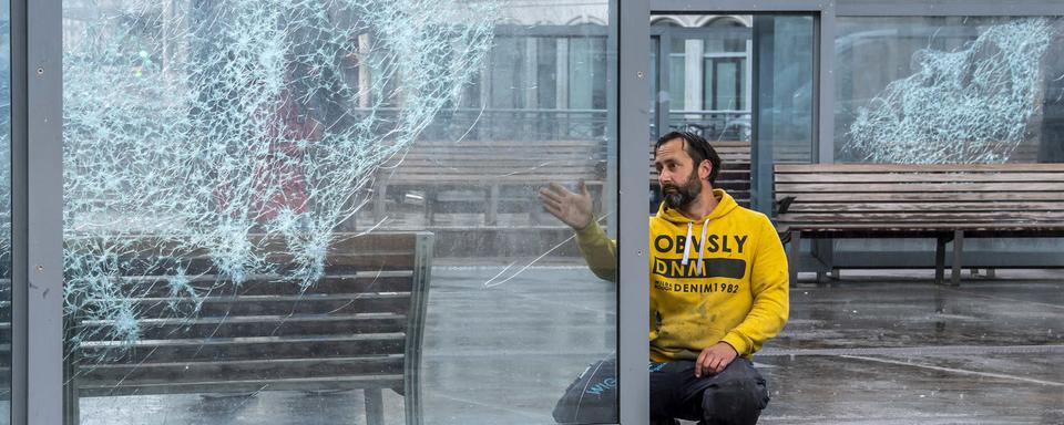 L'artiste contemporain suisse Simon Berger devant son oeuvre "Les portraits brisés" à Genève. [Keystone - Martial Trezzini]