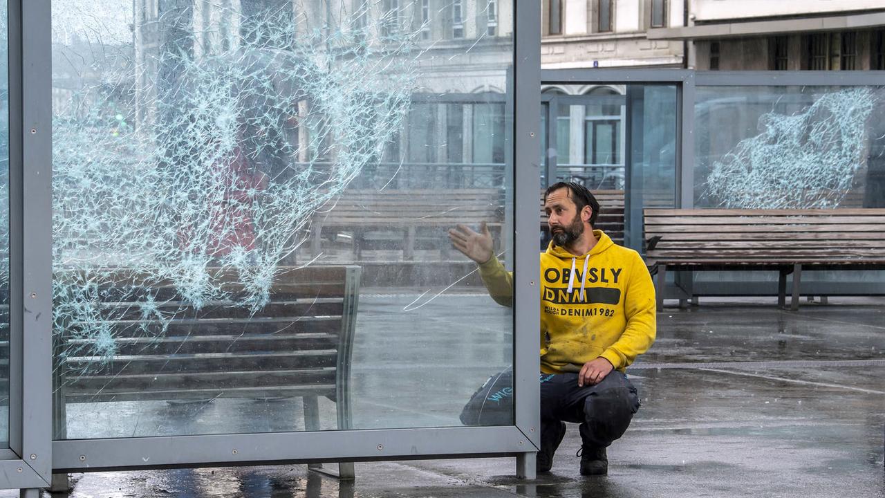 L'artiste contemporain suisse Simon Berger devant son oeuvre "Les portraits brisés" à Genève. [Keystone - Martial Trezzini]