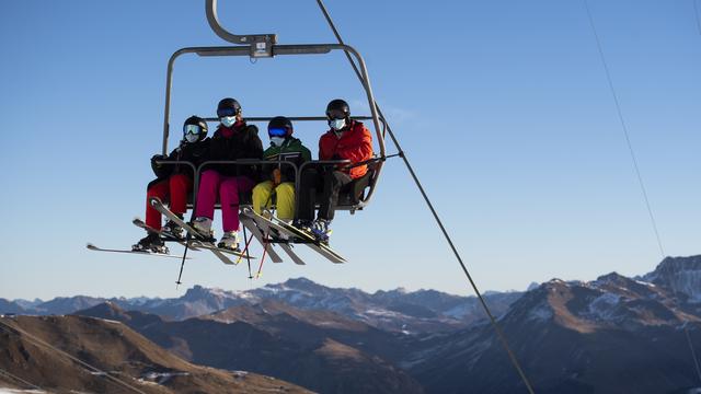 L'ouverture des stations de ski pendant les fêtes fait débat. [Keystone - Gian Ehrenzeller]