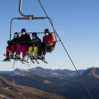 L'ouverture des stations de ski pendant les fêtes fait débat. [Keystone - Gian Ehrenzeller]