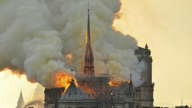 Un "large consensus" pour une reconstruction de la flèche de Notre-Dame "à l'identique". [Keystone - Thierry Mallet]