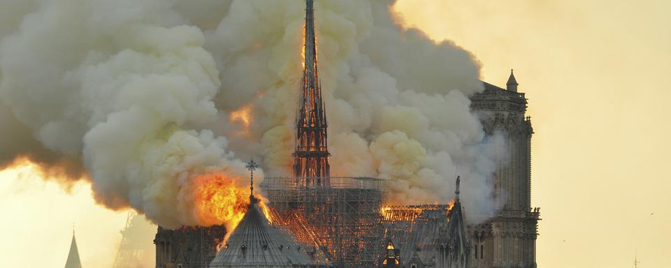 Un "large consensus" pour une reconstruction de la flèche de Notre-Dame "à l'identique". [Keystone - Thierry Mallet]