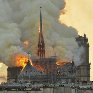 Un "large consensus" pour une reconstruction de la flèche de Notre-Dame "à l'identique". [Keystone - Thierry Mallet]