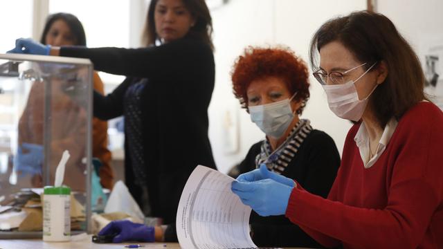 Un bureau de vote à Strasbourg lors du premier tour des élections municipales françaises. [Keystone/AP Photo - Jean-François Badias]