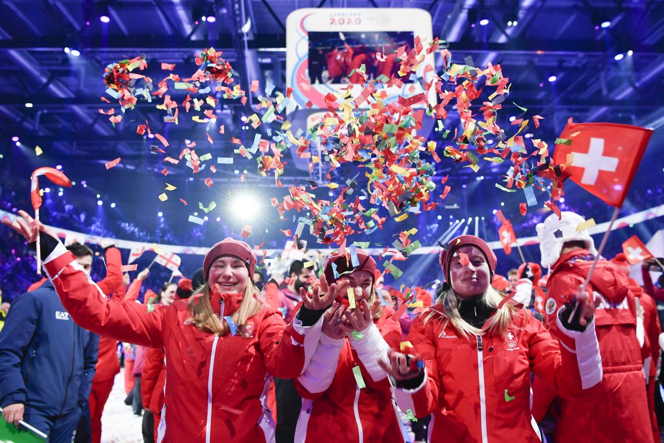 Des athlètes suisses lors de la cérémonie d'ouverture des Jeux olympiques de la Jeunesse à Lausanne. [Keystone - Jean-Christophe Bott]