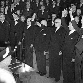 Le nouveau Conseil fédéral, le 17 décembre 1959. [Keystone - Hans-Ueli Bloechliger]