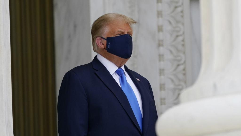 Portant un masque noir, Donald Trump a marqué, sous les huées, un moment de silence face à dépouille progressiste de la Cour suprême Ruth Bader Ginsburg. [getty images/afp - Alex Brandon-Pool]